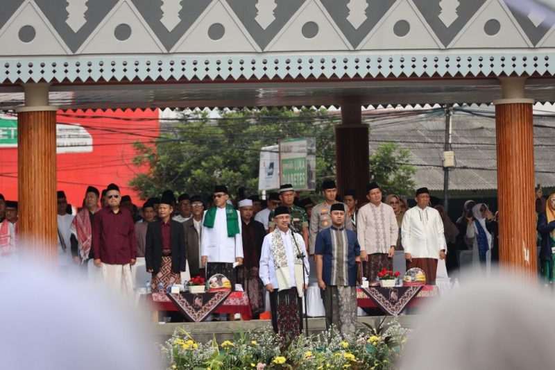 Wakil Wali Kota Bekasi Abdul Harris Bobihoe memimpin upacara Peringatan Hari Santri Nasional Tingkat Kota Bekasi Tahun 2025 di Alun-Alun M. Hasibuan, Rabu (22/10/2025).