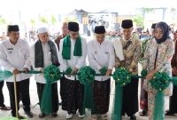 Wakil Wali Kota Bekasi Abdul Harris Bobihoe menghadiri peresmian Masjid Darul Muqomah di wilayah Bekasi Selatan, Rabu (22/10/2025). Ia mengajak warga untuk memakmurkan masjid dan menjadikannya sebagai pusat kemaslahatan umat. (Foto: Dok. Prokopim Kota Bekasi)
