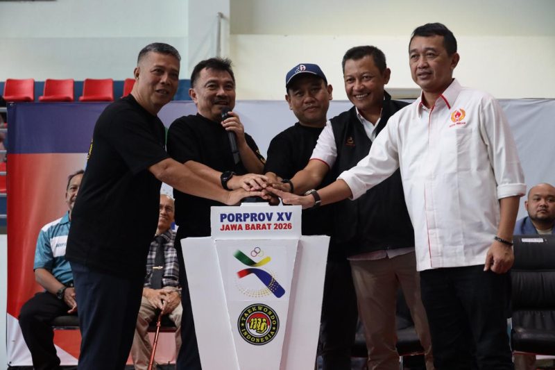 Sejumlah tokoh olahraga dan pejabat daerah secara simbolis menekan tombol kick-off sebagai tanda dimulainya rangkaian PORPROV XV Jawa Barat 2026 cabang olahraga Taekwondo yang berlangsung di Kota Bekasi, Jumat (31/10/2025).