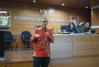 Seorang narasumber memberikan pemaparan mengenai keterbukaan informasi publik dalam Workshop “Menuju Kota Bekasi Informatif 2025” di Aula Nonon Sontanie, Pemerintah Kota Bekasi, Jumat (31/10). Turut hadir perwakilan perangkat daerah dalam rangka penguatan peran PPID untuk mewujudkan layanan informasi yang transparan dan responsif.