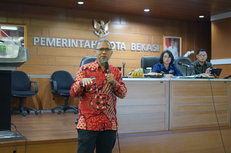 Seorang narasumber memberikan pemaparan mengenai keterbukaan informasi publik dalam Workshop “Menuju Kota Bekasi Informatif 2025” di Aula Nonon Sontanie, Pemerintah Kota Bekasi, Jumat (31/10). Turut hadir perwakilan perangkat daerah dalam rangka penguatan peran PPID untuk mewujudkan layanan informasi yang transparan dan responsif.
