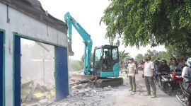 Petugas Satpol PP Kabupaten Bekasi bersama aparat gabungan menertibkan bangunan liar di bantaran Sungai Sekunder Sukatani, Kecamatan Cikarang Utara, Bekasi, Senin (20/10/2025). Sebanyak 515 bangunan dibongkar dalam kegiatan tersebut. (Foto: Dok. Satpol PP Kabupaten Bekasi)
