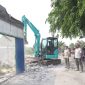 Petugas Satpol PP Kabupaten Bekasi bersama aparat gabungan menertibkan bangunan liar di bantaran Sungai Sekunder Sukatani, Kecamatan Cikarang Utara, Bekasi, Senin (20/10/2025). Sebanyak 515 bangunan dibongkar dalam kegiatan tersebut. (Foto: Dok. Satpol PP Kabupaten Bekasi)