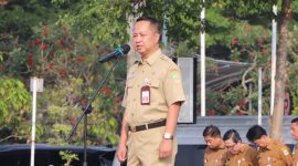 Kepala Diskominfosantik Kabupaten Bekasi, Yan Yan Akhmad Kurnia, memberikan amanat saat apel pagi ASN di Plaza Pemkab Bekasi, Cikarang Pusat, Senin (20/10/2025). Ia mengingatkan pentingnya keamanan digital dan etika bermedia sosial bagi ASN. (Foto: Diskominfosantik Kabupaten Bekasi)