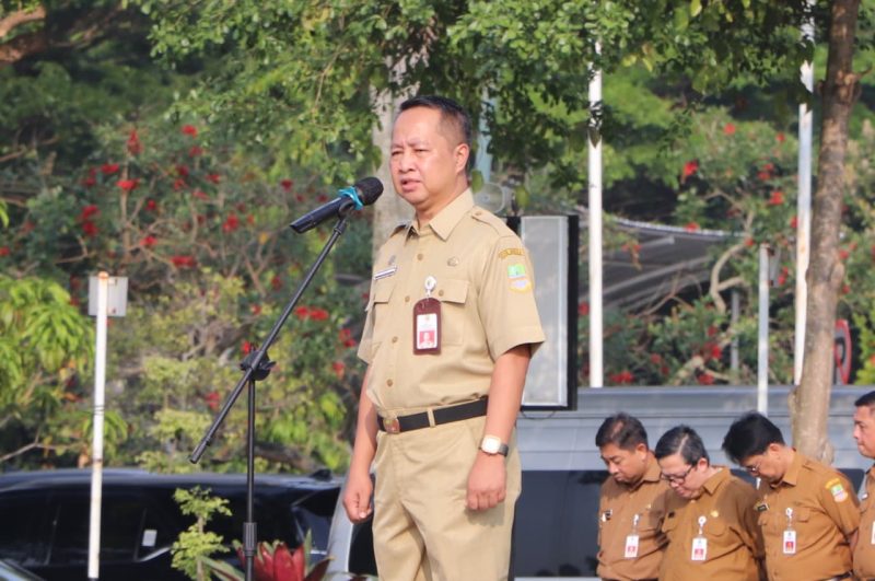 Kepala Diskominfosantik Kabupaten Bekasi, Yan Yan Akhmad Kurnia, memberikan amanat saat apel pagi ASN di Plaza Pemkab Bekasi, Cikarang Pusat, Senin (20/10/2025). Ia mengingatkan pentingnya keamanan digital dan etika bermedia sosial bagi ASN. (Foto: Diskominfosantik Kabupaten Bekasi)