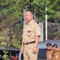 Kepala Diskominfosantik Kabupaten Bekasi, Yan Yan Akhmad Kurnia, memberikan amanat saat apel pagi ASN di Plaza Pemkab Bekasi, Cikarang Pusat, Senin (20/10/2025). Ia mengingatkan pentingnya keamanan digital dan etika bermedia sosial bagi ASN. (Foto: Diskominfosantik Kabupaten Bekasi)