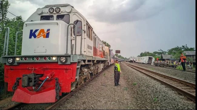 Petugas PT Kereta Api Indonesia (KAI) memeriksa kondisi jalur rel di sekitar lokasi anjloknya KA Purwojaya di kawasan Kedunggedeh, Kecamatan Kedungwaringin, Kabupaten Bekasi, Jawa Barat, Sabtu (25/10/2025). Proses evakuasi seluruh rangkaian kereta selesai dilakukan pada Minggu (26/10/2025) dini hari, dan jalur kini telah kembali dibuka dengan kecepatan terbatas 10 kilometer per jam.