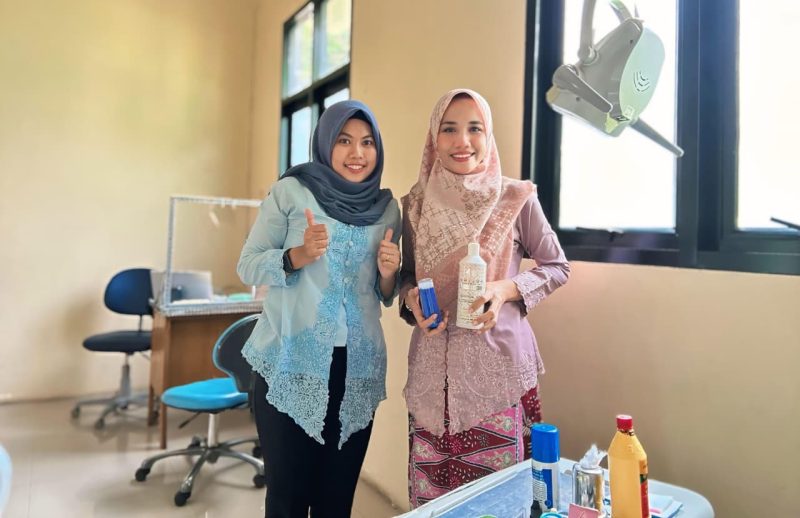 drg. Dyah Rahmawati (kanan) dan Pratiwi Suciani, SKM (kiri), dua tenaga kesehatan Puskesmas Karangsambung di Kabupaten Bekasi yang menggagas inovasi Gerigi Denish — Gerakan Terpadu Kesehatan Gigi dan Mulut dengan Fluoride Varnish — sebagai upaya membangun kesadaran kesehatan gigi anak sekolah dasar melalui pendekatan edukatif dan menyenangkan.