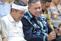 Wali Kota Bekasi Tri Adhianto (kanan) berbincang dengan salah satu pejabat Pemerintah Provinsi Jawa Barat dalam sebuah kegiatan resmi di Bekasi, Senin (3/11/2025). Pemkot Bekasi tengah mengkaji penerapan sistem Work From Home (WFH) bagi ASN, menyesuaikan kebijakan uji coba WFH yang lebih dulu diterapkan oleh Pemprov Jawa Barat.
