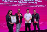 Chief Marketing Officer Smartfren XLSMART, Sukaca Purwokardjono (kanan), menerima piagam penghargaan dari Wakil Direktur MURI, Osmar Susilo, di kantor XLSMART Tower, Jakarta, Senin (3/11/2025). Smartfren resmi meraih rekor nasional sebagai “Penyedia Layanan Telekomunikasi yang Menyel