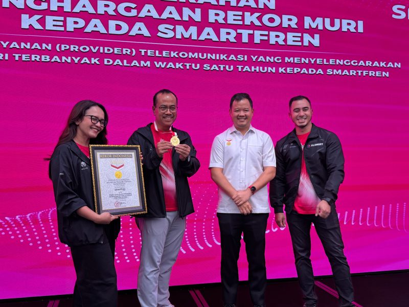 Chief Marketing Officer Smartfren XLSMART, Sukaca Purwokardjono (kanan), menerima piagam penghargaan dari Wakil Direktur MURI, Osmar Susilo, di kantor XLSMART Tower, Jakarta, Senin (3/11/2025). Smartfren resmi meraih rekor nasional sebagai “Penyedia Layanan Telekomunikasi yang Menyel