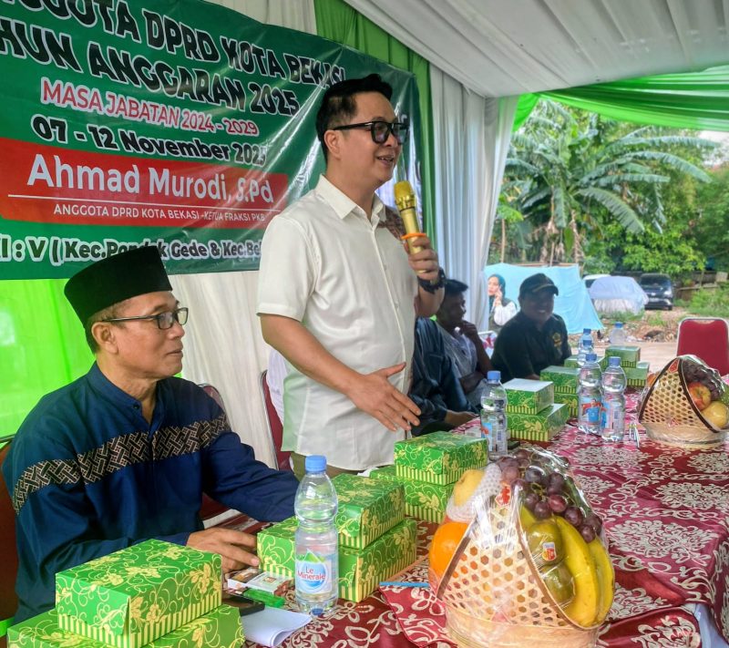 Anggota DPRD Kota Bekasi, Ahmad Murodi, S.Pd., saat menyampaikan sambutan dalam kegiatan reses masa sidang tahun anggaran 2025 di Kelurahan Jaticempaka, Kecamatan Pondok Gede, Jumat (7/11/2025). Kegiatan tersebut menjadi ajang serap aspirasi warga untuk peningkatan pembangunan dan kesejahteraan masyarakat.