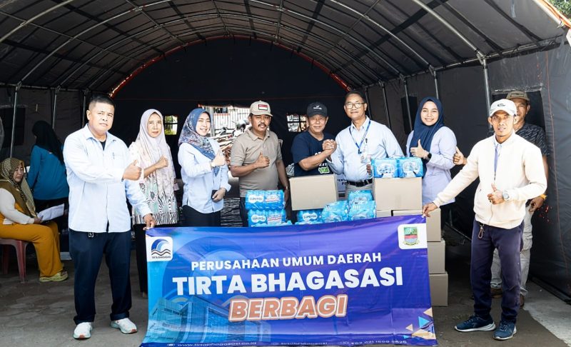 Perwakilan Perumda Tirta Bhagasasi Kabupaten Bekasi menyerahkan bantuan logistik berupa air minum kemasan dan kebutuhan pokok kepada warga terdampak banjir di Kecamatan Sukatani. Penyerahan dilakukan di Posko BPBD Kabupaten Bekasi, Desa Sukamanah, sebagai bentuk kepedulian sosial perusahaan terhadap masyarakat yang terdampak luapan Kali Srengseng Hilir.