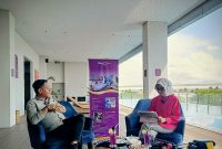 Ketua KPU Kabupaten Bekasi, Ali Rido (kiri), saat berbincang santai bersama host RJ PRO, Resti Maulida (kanan), dalam podcast Unjuk Bicara: Bukan Sekadar Bicara yang digelar di Quest Prime Cikarang, Jumat (7/11/2025). Acara ini membahas peran teknologi e-voting dalam masa depan demokrasi dan penyelenggaraan pemilu di Indonesia.
