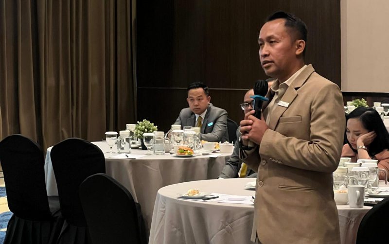 General Manager Quest Prime Cikarang by Aston, Toha Muhammad, saat memberikan pemaparan mengenai strategi pelayanan dan pengembangan pariwisata di Kabupaten Bekasi dalam sebuah kegiatan bersama pelaku industri perhotelan dan korporasi di Cikarang.
