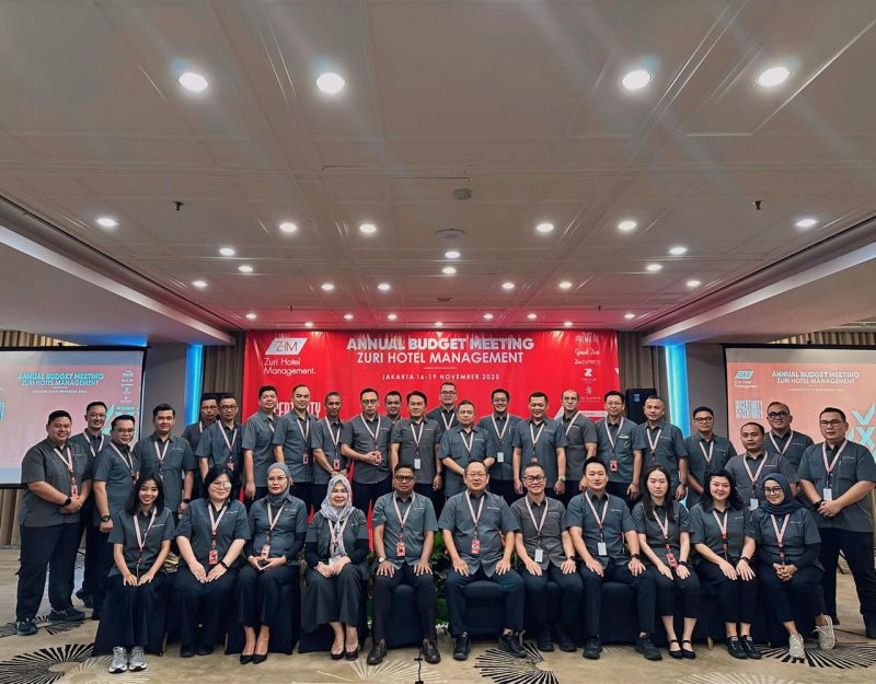 Para General Manager dan jajaran korporat Zuri Hotel Management berfoto bersama dalam kegiatan Annual Budget Meeting 2026 di Hotel Grand Zuri Jababeka, Cikarang, pada 16–18 November 2025. Acara ini menjadi momentum strategis bagi ZHM untuk memperkuat sinergi dan menyusun arah kebijakan perusahaan menghadapi tahun 2026.
