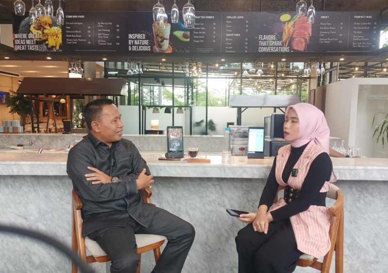 Wakil Ketua Pansus 8 sekaligus Ketua Pansus 9 DPRD Kabupaten Bekasi, H. Bosih Awaludin, S.Sos., M.Si., saat berbincang dalam podcast Unjuk Bicara RGPRO bersama host Indah Fitri di Harper Cikarang, membahas implementasi Data Desa Presisi dan upaya mewujudkan Satu Data Kabupaten Bekasi.
