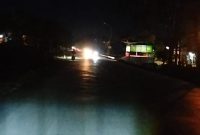 Suasana gelap di sepanjang Jalan Alinda, Kota Bekasi, akibat lampu PJU tidak menyala selama lebih dari 10 hari. Pengendara terpaksa mengandalkan lampu kendaraan untuk menerangi jalan.