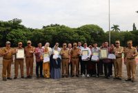 “Wakil Wali Kota Bekasi Abdul Harris Bobihoe berfoto bersama para penerima penghargaan pada apel pagi di Plaza Pemerintah Kota Bekasi, Senin (24/11/2025). Para penerima penghargaan tersebut dinilai berprestasi dalam bidang Ekosistem Cerdas 2025.”
