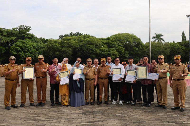 “Wakil Wali Kota Bekasi Abdul Harris Bobihoe berfoto bersama para penerima penghargaan pada apel pagi di Plaza Pemerintah Kota Bekasi, Senin (24/11/2025). Para penerima penghargaan tersebut dinilai berprestasi dalam bidang Ekosistem Cerdas 2025.”