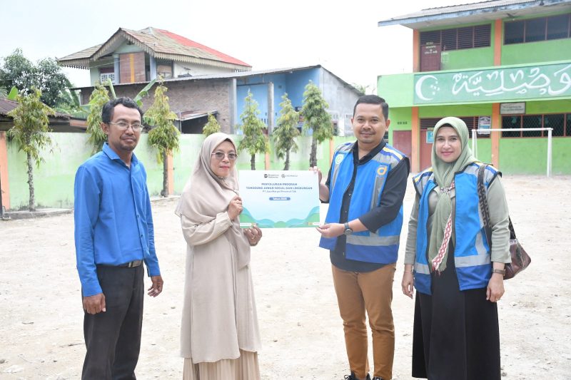 Perwakilan JNT menyerahkan bantuan Program TJSL berupa sarana renovasi bangunan kepada perwakilan Yayasan Pendidikan Al-Jam’iyatul Washliyah Martubung di kawasan sekitar Ruas Tol Belmera, Kamis (20/11/2025).”