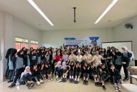 Siswa SMK Wirakarya 2 Ciparay berfoto bersama tim FOX LITE Hotel Majalaya setelah mengikuti program edukasi “FOX GOES TO SCHOOL”, yang menghadirkan sesi pembelajaran interaktif dan motivasi karier di bidang hospitality.
