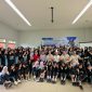 Siswa SMK Wirakarya 2 Ciparay berfoto bersama tim FOX LITE Hotel Majalaya setelah mengikuti program edukasi “FOX GOES TO SCHOOL”, yang menghadirkan sesi pembelajaran interaktif dan motivasi karier di bidang hospitality.
