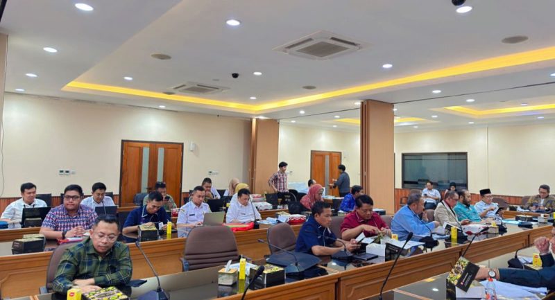 Suasana rapat Panitia Khusus (Pansus) 8 DPRD Kota Bekasi bersama jajaran BUMD dan tim pendukung saat membahas agenda terkait Raperda Penyertaan Modal Pemerintah Daerah, Selasa (25/11).