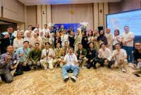 Para peserta dari kalangan Wedding Organizer, Event Organizer, serta perwakilan media berfoto bersama usai mengikuti rangkaian acara WO/EO Gathering 2025 bertema “Rustic Harmony” di FOX LITE Hotel Majalaya. Foto menunjukkan suasana hangat dan kolaboratif antara hotel dan para mitra industri event.