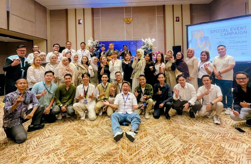 Para peserta dari kalangan Wedding Organizer, Event Organizer, serta perwakilan media berfoto bersama usai mengikuti rangkaian acara WO/EO Gathering 2025 bertema “Rustic Harmony” di FOX LITE Hotel Majalaya. Foto menunjukkan suasana hangat dan kolaboratif antara hotel dan para mitra industri event.