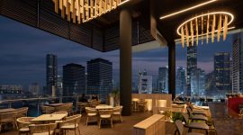 Suasana terbaru Skyloft Rooftop All Seasons Thamrin Jakarta yang menampilkan desain modern dan ambience hangat dengan panorama gedung-gedung ikonik Jakarta pada malam hari. Area ini menjadi salah satu spot favorit tamu untuk bersantap, berkumpul, dan menikmati city view dengan konsep yang lebih fresh.