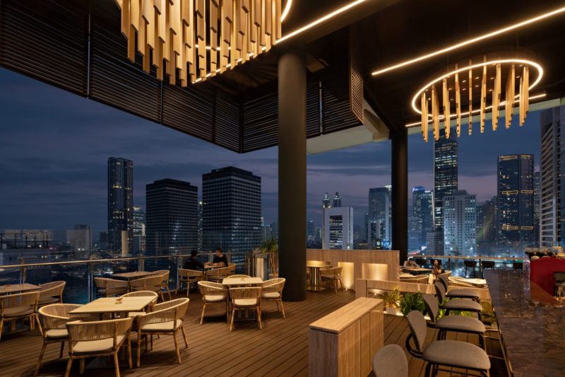 Suasana terbaru Skyloft Rooftop All Seasons Thamrin Jakarta yang menampilkan desain modern dan ambience hangat dengan panorama gedung-gedung ikonik Jakarta pada malam hari. Area ini menjadi salah satu spot favorit tamu untuk bersantap, berkumpul, dan menikmati city view dengan konsep yang lebih fresh.