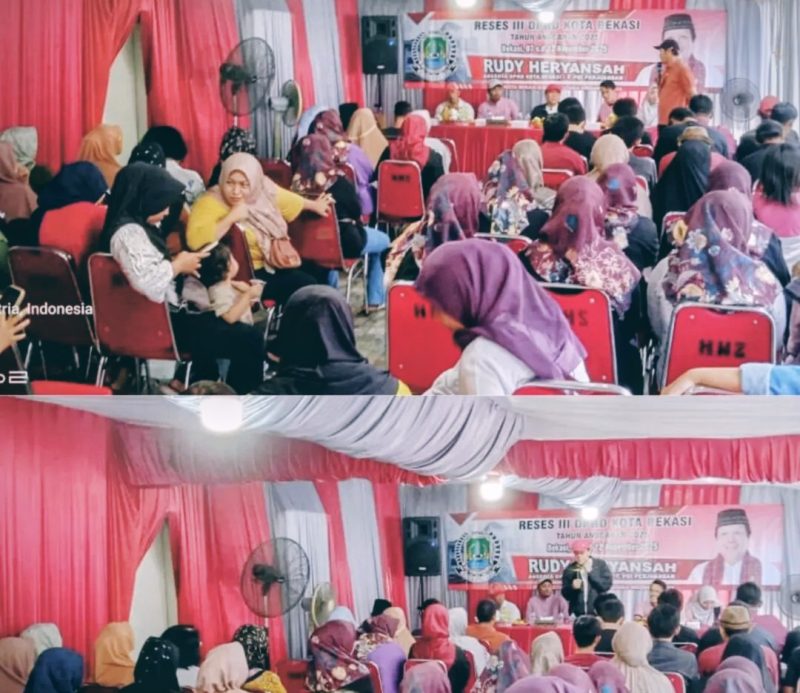 Anggota DPRD Kota Bekasi dari Fraksi PDI Perjuangan, Rudy Heryansyah, saat menyampaikan paparan kepada warga dalam kegiatan Reses III Tahun Anggaran 2025 di RW 10, Kelurahan Pejuang, Kecamatan Medan Satria, Jumat (7/11/2025). Kegiatan ini dihadiri puluhan warga yang antusias mendengarkan realisasi program pembangunan dan aspirasi masyarakat di wilayah Medan Satria dan Bekasi Utara.
