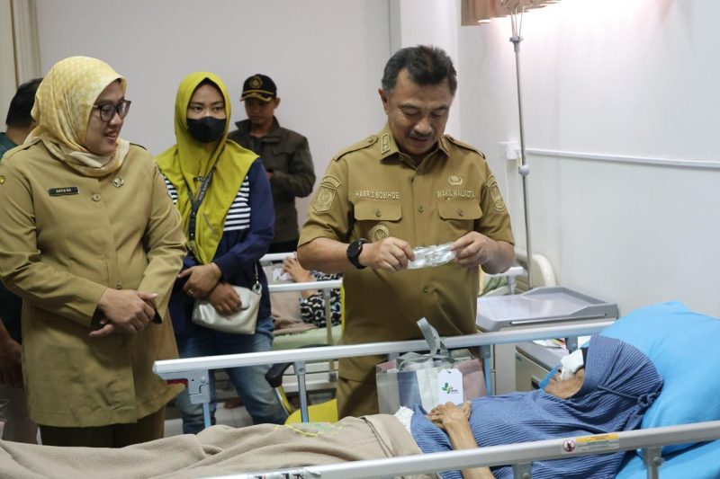Wakil Wali Kota Bekasi Abdul Harris Bobihoe didampingi Kepala Dinas Kesehatan Kota Bekasi dr. Siti Satyana, saat menyapa salah satu pasien lansia penerima manfaat operasi katarak gratis di RSUD Bantargebang, dalam rangka peringatan Hari Kesehatan Nasional (HKN) 2025, Selasa (11/11/2025).