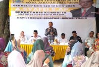 Anggota DPRD Kota Bekasi, A. Syafei, S.AP, saat menyampaikan sambutan dalam kegiatan Reses Masa Sidang Tahun Anggaran 2025 di wilayah Kelurahan Pekayon Jaya, Kecamatan Bekasi Selatan, pada Rabu (12/11/2025). Dalam kegiatan tersebut, Syafei mendengarkan langsung aspirasi masyarakat terkait infrastruktur, kesehatan, dan fasilitas lingkungan.