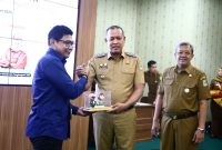 Wali Kota Bekasi melakukan penyerahan cenderamata dan berjabat tangan dengan salah satu narasumber pada kegiatan Sosialisasi Transformasi ASN melalui E-Kinerja dan Manajemen Talenta, disaksikan para pejabat pemerintah daerah. Acara ini menjadi langkah penting menuju birokrasi digital yang lebih cepat, cerdas, dan berorientasi hasil.