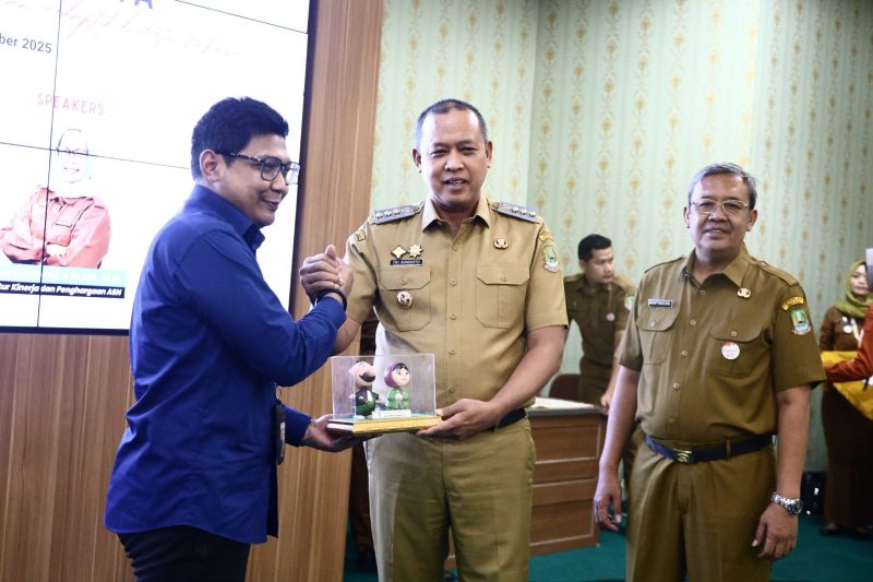 Wali Kota Bekasi melakukan penyerahan cenderamata dan berjabat tangan dengan salah satu narasumber pada kegiatan Sosialisasi Transformasi ASN melalui E-Kinerja dan Manajemen Talenta, disaksikan para pejabat pemerintah daerah. Acara ini menjadi langkah penting menuju birokrasi digital yang lebih cepat, cerdas, dan berorientasi hasil.