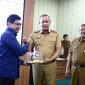 Wali Kota Bekasi melakukan penyerahan cenderamata dan berjabat tangan dengan salah satu narasumber pada kegiatan Sosialisasi Transformasi ASN melalui E-Kinerja dan Manajemen Talenta, disaksikan para pejabat pemerintah daerah. Acara ini menjadi langkah penting menuju birokrasi digital yang lebih cepat, cerdas, dan berorientasi hasil.