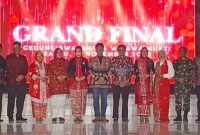 Para finalis Abang dan Mpok Kabupaten Bekasi Tahun 2025 berfoto bersama jajaran pejabat Pemerintah Kabupaten Bekasi dan tamu undangan dalam Malam Grand Final yang digelar di Gedung Wibawamukti, Komplek Pemkab Bekasi, Sukamahi, Cikarang Pusat, Sabtu (15/11/2025) malam. Acara berlangsung meriah dengan menampilkan ragam budaya dan kreativitas generasi muda Bekasi.