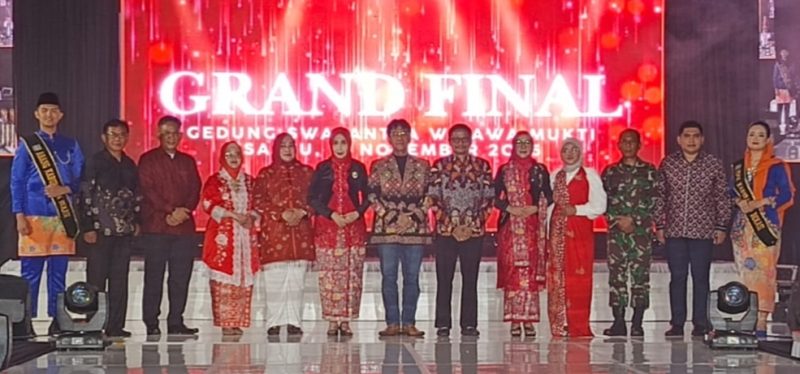 Para finalis Abang dan Mpok Kabupaten Bekasi Tahun 2025 berfoto bersama jajaran pejabat Pemerintah Kabupaten Bekasi dan tamu undangan dalam Malam Grand Final yang digelar di Gedung Wibawamukti, Komplek Pemkab Bekasi, Sukamahi, Cikarang Pusat, Sabtu (15/11/2025) malam. Acara berlangsung meriah dengan menampilkan ragam budaya dan kreativitas generasi muda Bekasi.