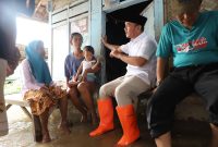 Bupati Bekasi Ade Kuswara Kunang berdialog dengan warga terdampak banjir di Desa Sukamanah, Kecamatan Sukatani, Senin (3/11/2025). Dalam kunjungannya, Bupati mendengarkan langsung keluhan dan kebutuhan masyarakat yang rumahnya masih tergenang air akibat jebolnya tanggul.