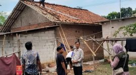 BPBD Kabupaten Bekasi memberikan bantuan warga yang terdampak angin puting beliung akibat cuaca ekstrem di Desa Karangharja, Kecamatan Pebayuran.
