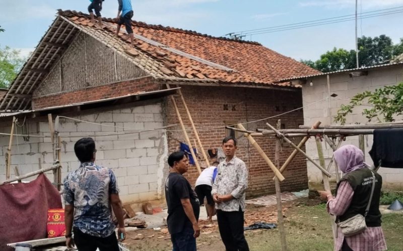 BPBD Kabupaten Bekasi memberikan bantuan warga yang terdampak angin puting beliung akibat cuaca ekstrem di Desa Karangharja, Kecamatan Pebayuran.
