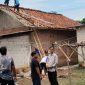 BPBD Kabupaten Bekasi memberikan bantuan warga yang terdampak angin puting beliung akibat cuaca ekstrem di Desa Karangharja, Kecamatan Pebayuran.
