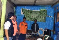 Petugas BPBD Kabupaten Bekasi bersama aparat desa meninjau kondisi rumah warga yang terdampak hujan deras dan angin kencang di salah satu wilayah Kecamatan Kedungwaringin, Rabu malam (22/10/2025).