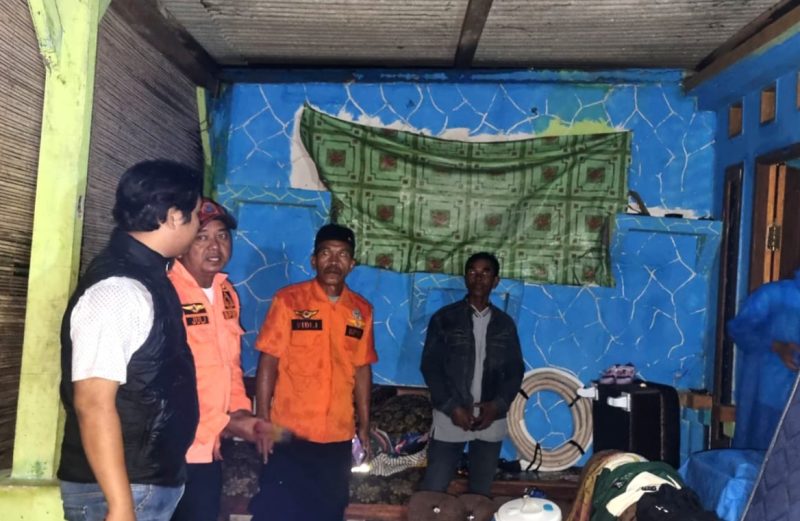Petugas BPBD Kabupaten Bekasi bersama aparat desa meninjau kondisi rumah warga yang terdampak hujan deras dan angin kencang di salah satu wilayah Kecamatan Kedungwaringin, Rabu malam (22/10/2025).