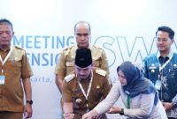 Bupati Bekasi, Ade Kuswara Kunang, didampingi Kepala Dinas Lingkungan Hidup, Donny Sirait, menghadiri kegiatan Penguatan Koordinasi dan Sinkronisasi Program Perpanjangan Integrated Sustainable Waste Management Program (ISWMP) 2025–2027, di Sheraton Grand Jakarta Gandaria City, Jakarta Selatan, Senin (24/11/2025). Foto : Dokpim

