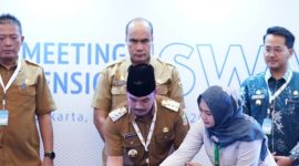 Bupati Bekasi, Ade Kuswara Kunang, didampingi Kepala Dinas Lingkungan Hidup, Donny Sirait, menghadiri kegiatan Penguatan Koordinasi dan Sinkronisasi Program Perpanjangan Integrated Sustainable Waste Management Program (ISWMP) 2025–2027, di Sheraton Grand Jakarta Gandaria City, Jakarta Selatan, Senin (24/11/2025). Foto : Dokpim
