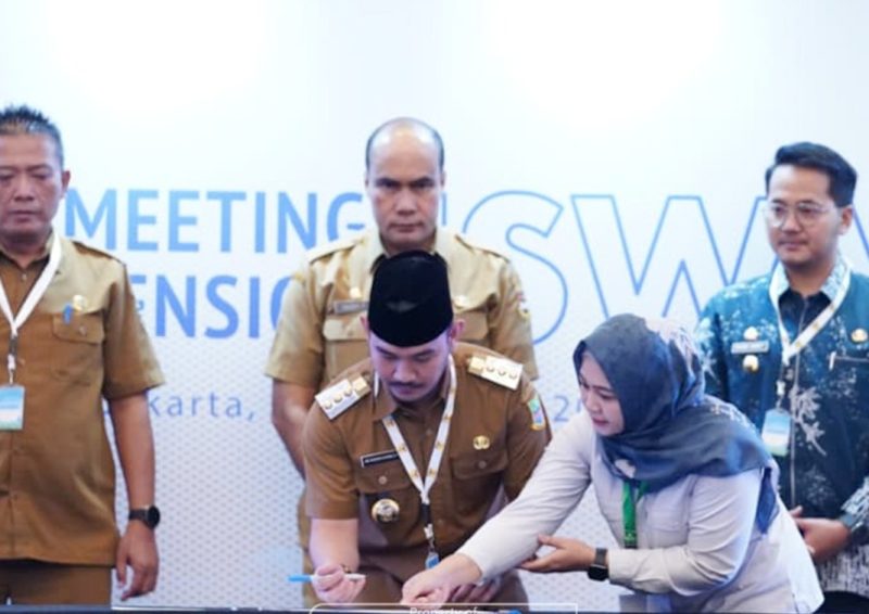 Bupati Bekasi, Ade Kuswara Kunang, didampingi Kepala Dinas Lingkungan Hidup, Donny Sirait, menghadiri kegiatan Penguatan Koordinasi dan Sinkronisasi Program Perpanjangan Integrated Sustainable Waste Management Program (ISWMP) 2025–2027, di Sheraton Grand Jakarta Gandaria City, Jakarta Selatan, Senin (24/11/2025). Foto : Dokpim