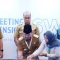 Bupati Bekasi, Ade Kuswara Kunang, didampingi Kepala Dinas Lingkungan Hidup, Donny Sirait, menghadiri kegiatan Penguatan Koordinasi dan Sinkronisasi Program Perpanjangan Integrated Sustainable Waste Management Program (ISWMP) 2025–2027, di Sheraton Grand Jakarta Gandaria City, Jakarta Selatan, Senin (24/11/2025). Foto : Dokpim
